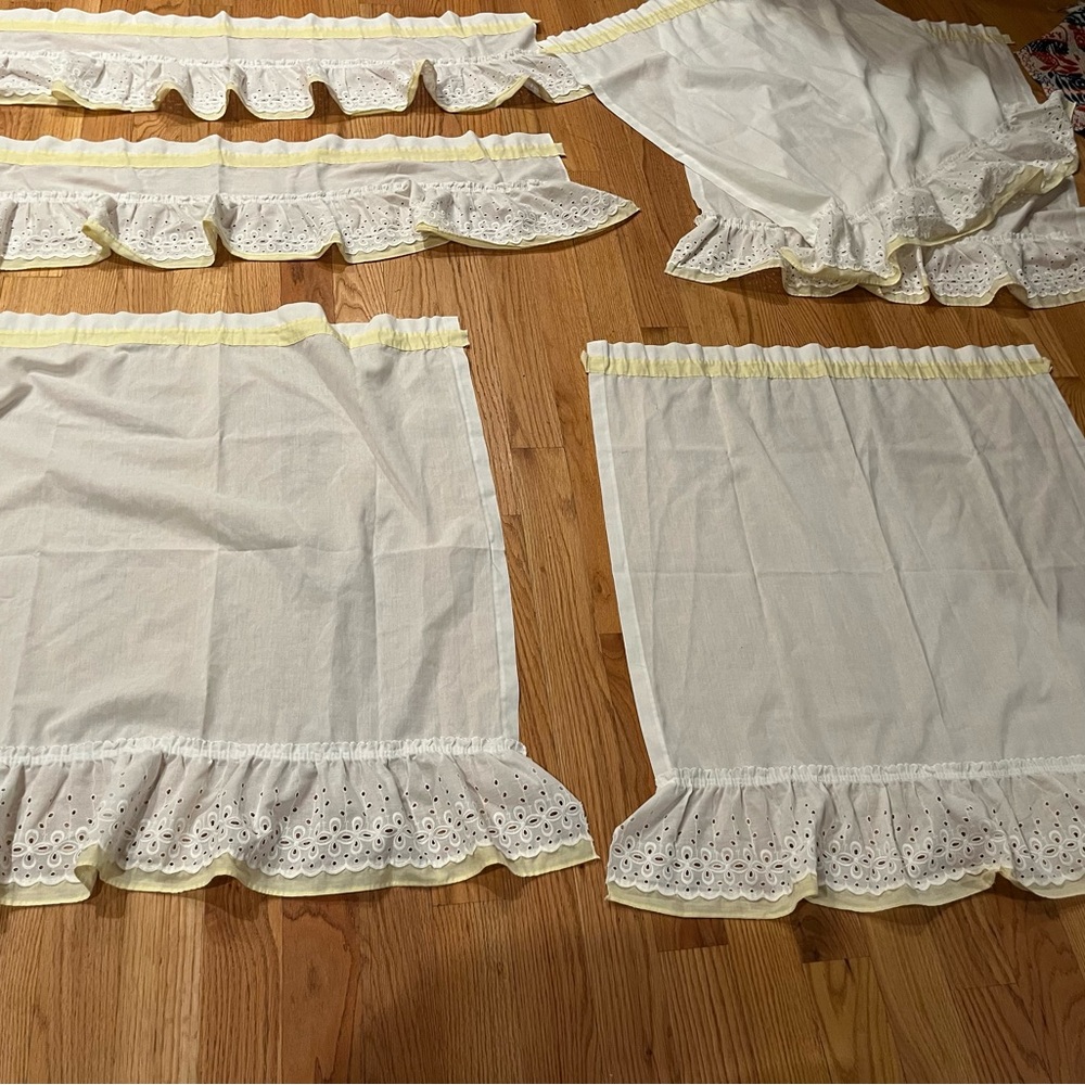 Vintage white ruffled eyelet curtains w pale yellow trim - Picture 6 of 16